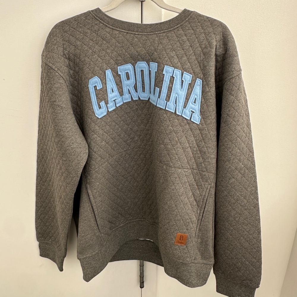 gray UNC north carolina pullover sweatshirt 
Size XL